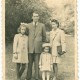 Halina z młodszą siostrą Elżbietą i rodzicami, Częstochowa 1945, archiwum Małgorzaty Porębskiej (źródło: dzięki uprzejmości Wydawnictwa Znak)