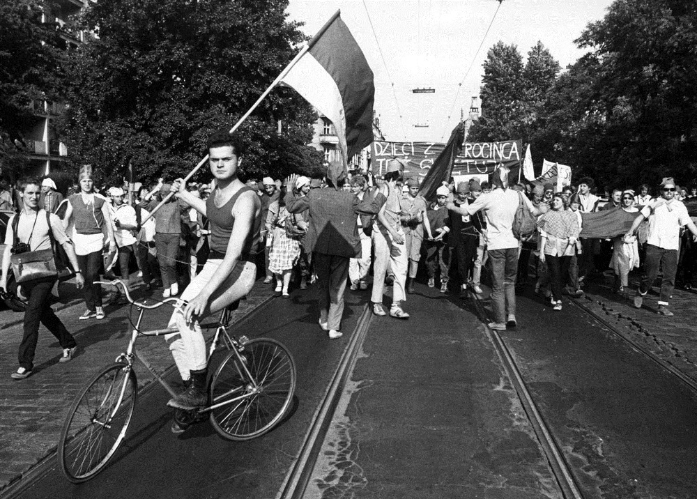 Akcja uliczna Pomarańczowej Alternatywy w czasie święta 1 maja, 1989, fot. archiwum PA (źródło: materiały Kwartalnika „Artluk”)