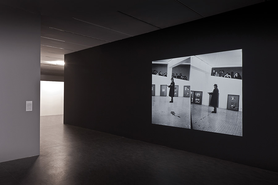 Katharina Sieverding, „Arena Beuysa, Rzym 31.10.1972”, 1972–2014, widok instalacji w Centrum Sztuki Współczesnej Znaki Czasu, dzięki uprzejmości artystki i VG Bild-Kunst, fot. Wojciech Olech (źródło: materiały CSW w Toruniu)