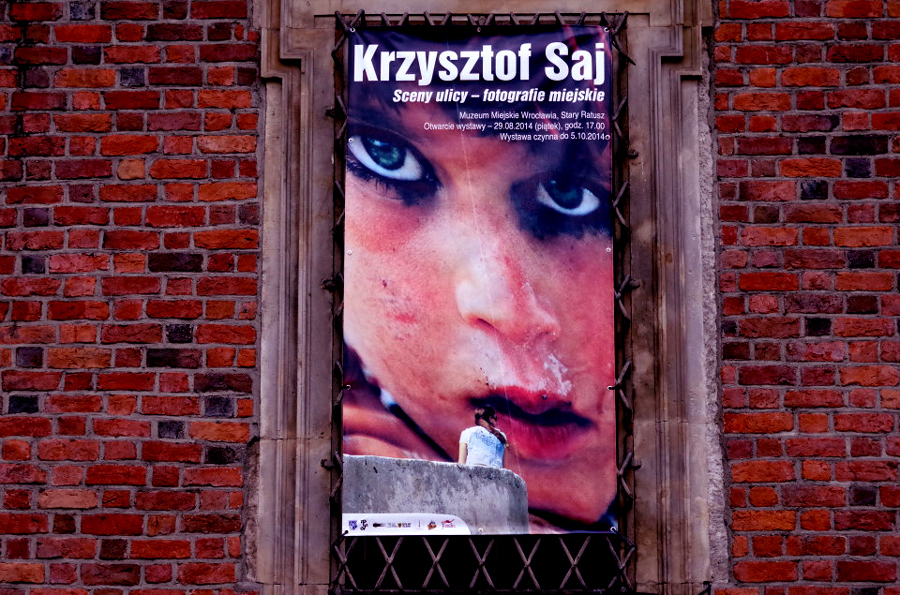 Krzysztof Saj, „Sceny ulicy”, plakat (źródło: materiały prasowe Muzeum)