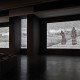 Michal Rovner, „Scena–fresk”, 2014, projekcja wideo, widok instalacji w Centrum Sztuki Współczesnej Znaki Czasu, dzięki uprzejmości artystki, fot. Wojciech Olech (źródło: materiały CSW w Toruniu)