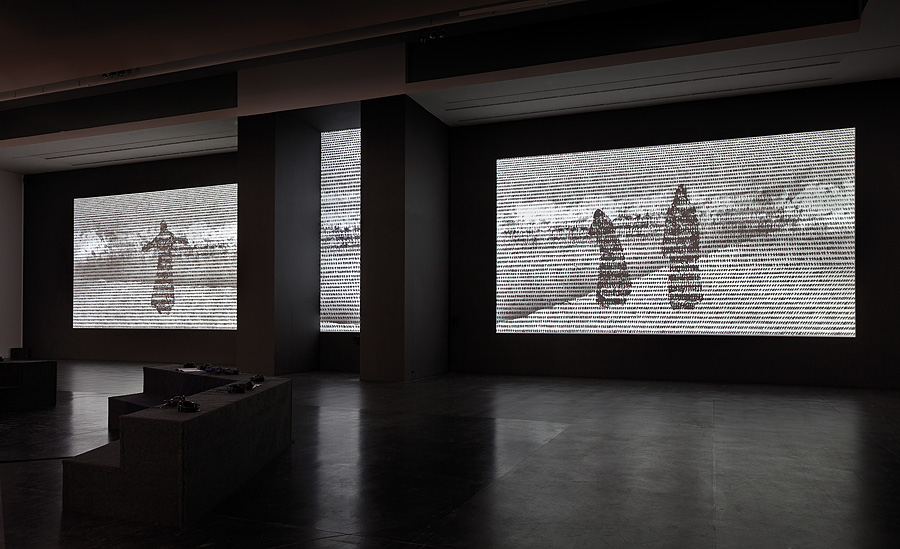 Michal Rovner, „Scena–fresk”, 2014, projekcja wideo, widok instalacji w Centrum Sztuki Współczesnej Znaki Czasu, dzięki uprzejmości artystki, fot. Wojciech Olech (źródło: materiały CSW w Toruniu)