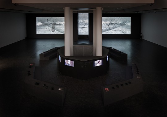 Michal Rovner, „Scena–fresk”, 2014, projekcja wideo, widok instalacji w Centrum Sztuki Współczesnej Znaki Czasu, dzięki uprzejmości artystki, fot. Wojciech Olech (źródło: materiały CSW w Toruniu)