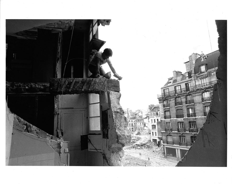 Gordon Matta-Clark, „Conical Intersect”, 1975, fotografia czarno-biała, 16 x 24 cm / black and white photograph, 16 x 24 cm. Dzięki uprzejmości Aideen Darcy, Dublin oraz Estate of Gordon Matta-Clark / Courtesy of Aideen Darcy, Dublin and the Estate of Gordon Matta-Clark (źródło: materiały prasowe CSW w Warszawie)