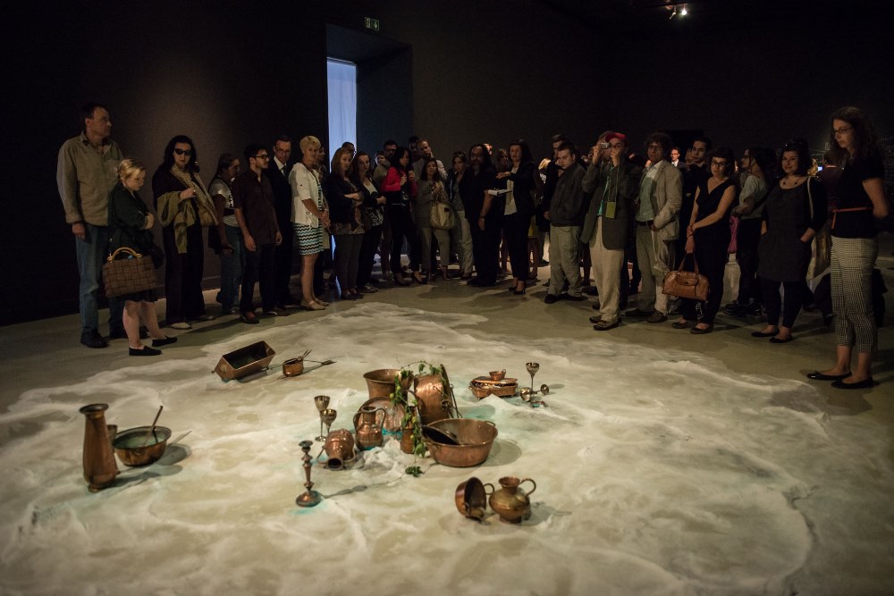 Bianca Bondi, „A Sudden Stir and Hope in The Lungs”, 2014 Instalacja / Installation , sól, kryształy soli, miedź / salt, salt crystals, copper. Dzięki uprzejmości artystki / Courtesy of the artist (źródło: materiały prasowe CSW w Warszawie)