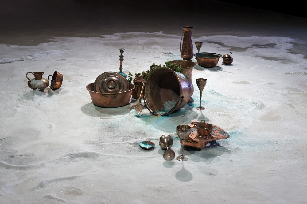 Bianca Bondi, „A Sudden Stir and Hope in The Lungs”, 2014 Instalacja / Installation , sól, kryształy soli, miedź / salt, salt crystals, copper. Dzięki uprzejmości artystki / Courtesy of the artist (źródło: materiały prasowe CSW w Warszawie)