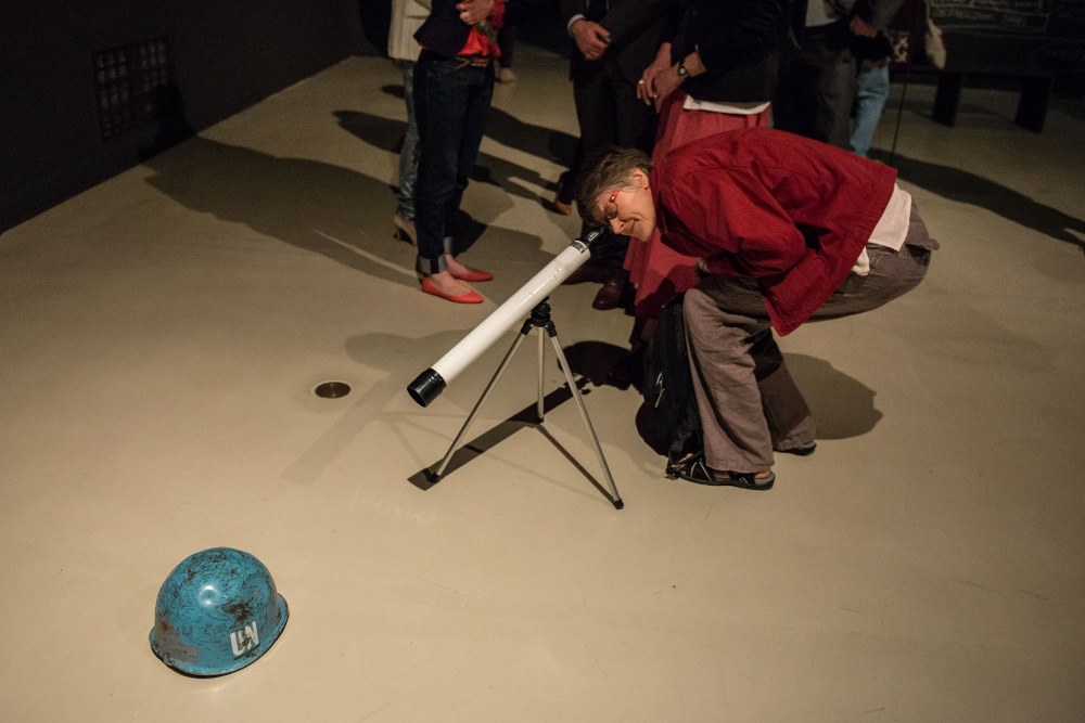 Maarten Vanden Eynde,  „The Earth Seen From The Moon”, 2005, Instalacja / Installation, Hełm, teleskop i czarny marker / Helmet, telescope and black marker. Dzięki uprzejmości artysty i Meessen De Clercq / Courtesy of the artist & Meessen De Clercq (źródło: materiały prasowe CSW w Warszawie)