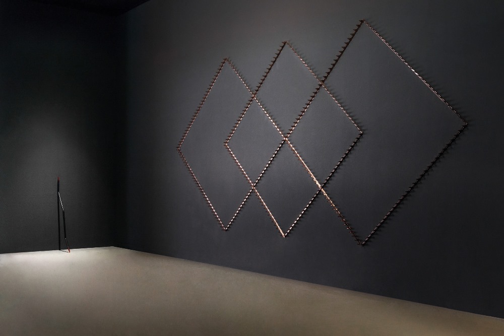 Patrick Hamilton, „Intersection: Six Copper Diamonds”, 2014, Instalacja / Installation, Powlekane miedzią kolce do zabezpieczania muru / Copper plated spikes wall protections. Dzięki uprzejmości Baro Gallery, Sao Paulo / Courtesy of the artist and Baro Gallery, Sao Paulo (źródło: materiały prasowe CSW w Warszawie)