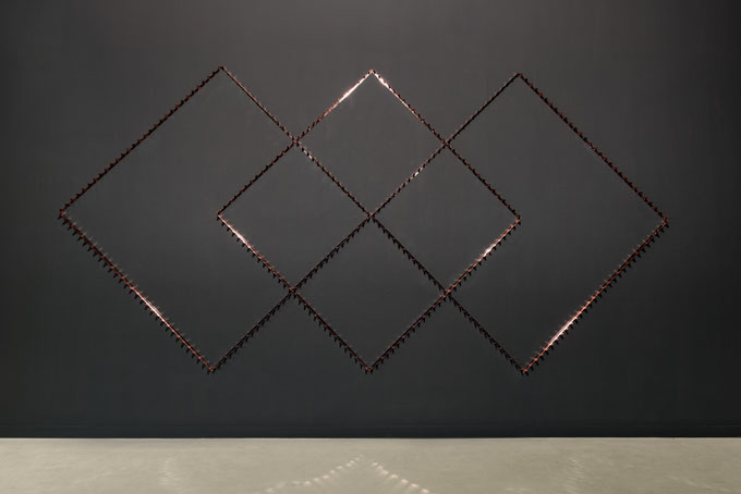 Patrick Hamilton, „Intersection: Six Copper Diamonds”, 2014, Instalacja / Installation, Powlekane miedzią kolce do zabezpieczania muru / Copper plated spikes wall protections. Dzięki uprzejmości Baro Gallery, Sao Paulo / Courtesy of the artist and Baro Gallery, Sao Paulo (źródło: materiały prasowe CSW w Warszawie)