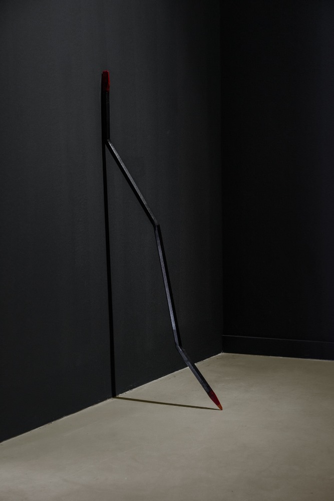 Patrick Hamilton,  „Chuzo”, 2012-2014, Instalacja / Installation, Stal, emalia, 161 x 40 x 3 cm / Steel, enamel, 161 x 40 x 3 cm. Dzięki uprzejmości Baro Gallery, Sao Paulo / Courtesy of the artist and Baro Gallery, Sao Paulo (źródło: materiały prasowe CSW w Warszawie)