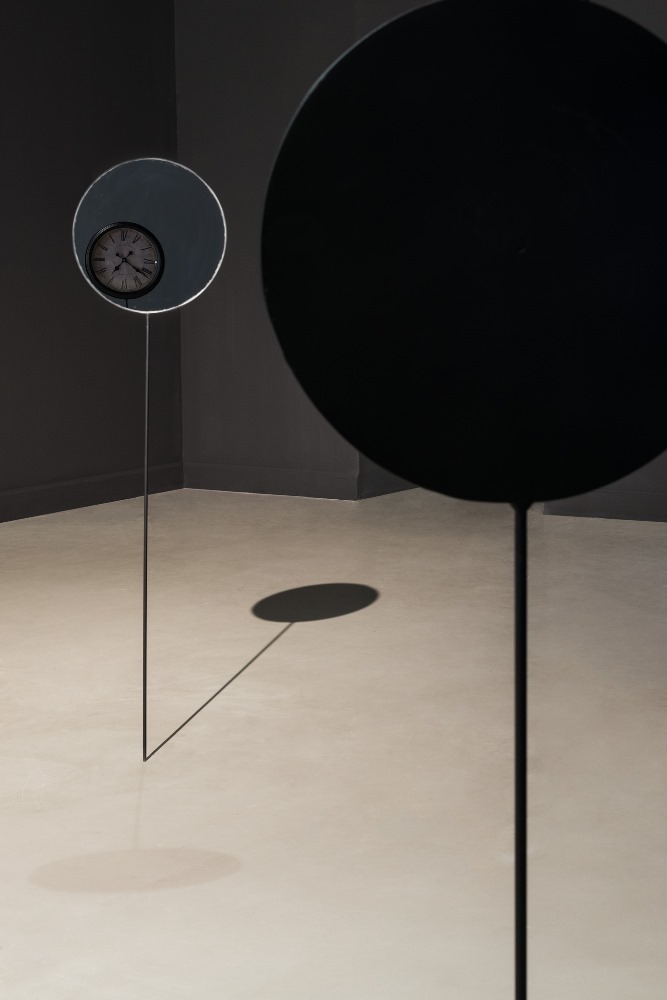 Luis Camnitzer, „Stillness”, 2014, Instalacja / Installation, Zegar, lustro, żelazne pręty / Clock, mirror, iron bars. Dzięki uprzejmości artysty i Alexander Gray Associates, Nowy Jork / Courtesy of the artist and Alexander Gray Associates, New York (źródło: materiały prasowe CSW w Warszawie)