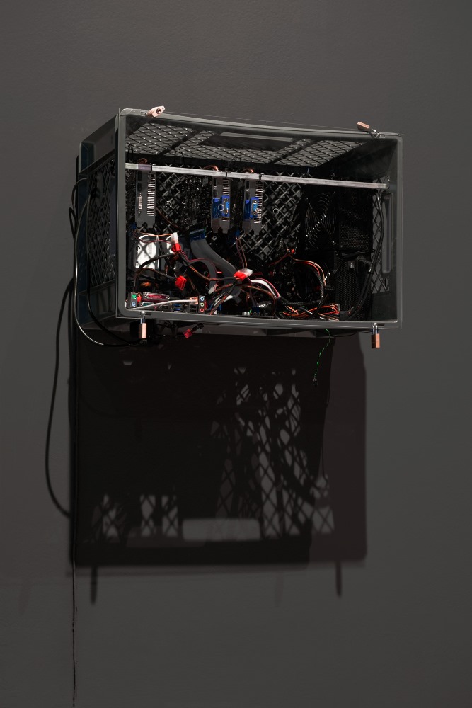 Joachim Coucke, „Fishing The Pool”, 2014, Plastikowa skrzynka, pleksiglas, kable, kłódki, zestaw do wydobywania litecoine’ów, połączenie internetowe / Plastic crate, plexiglass, cable management, locks, custom build Lite Coin miner, Internet connection. Dzięki uprzejmości artysty i CANAL|05 contemporary art gallery / courtesy of the artist + CANAL|05 contemporary art gallery (źródło: materiały prasowe CSW w Warszawie)