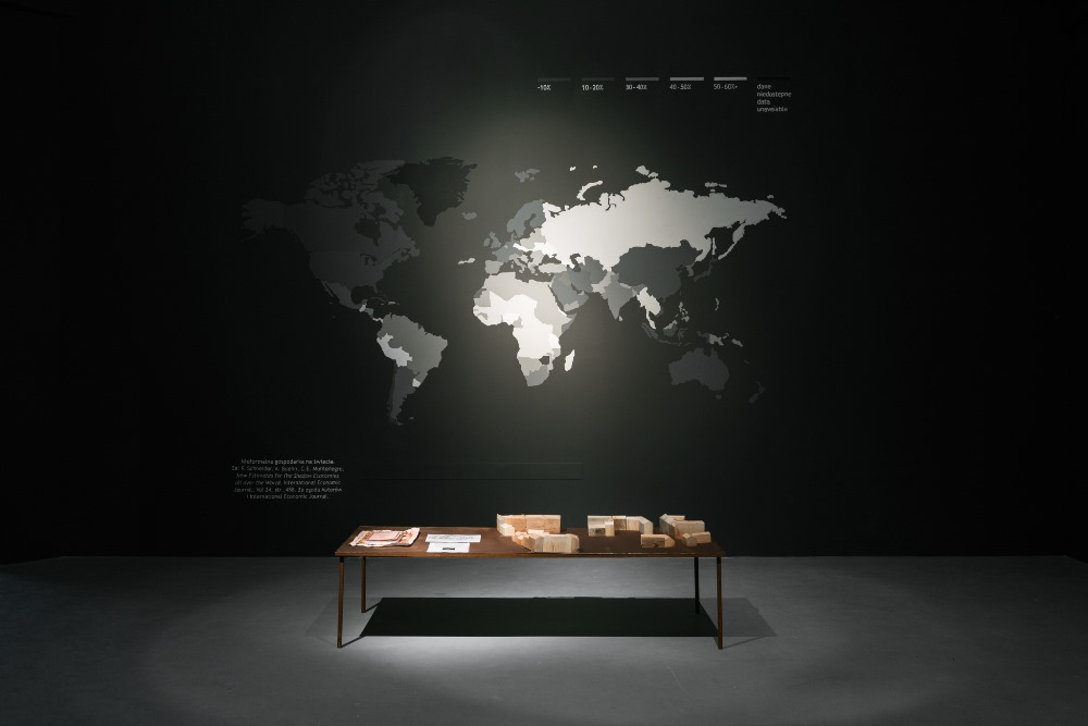 Aleksandra Wasilkowska, „Mapa nieformalnej gospodarki / Map of Shadow Economy”, 2014, Instalacja, zmienne wymiary i materiały / Installation, various dimensions and materials. Dzięki uprzejmości artystki / Courtesy of the artist (źródło: materiały prasowe CSW w Warszawie)