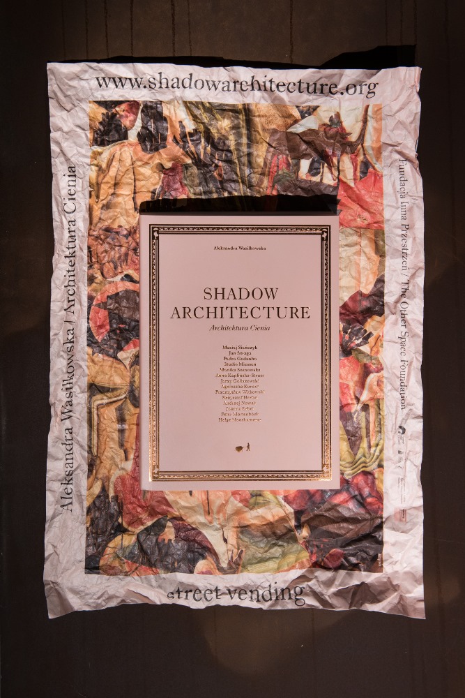 Aleksandra Wasilkowska, „Mapa nieformalnej gospodarki / Map of Shadow Economy”, 2014, Instalacja, zmienne wymiary i materiały / Installation, various dimensions and materials. Dzięki uprzejmości artystki / Courtesy of the artist (źródło: materiały prasowe CSW w Warszawie)