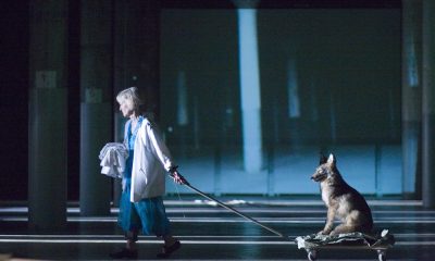 Joan Jonas, „The Shape, the Scent, the Feel of Things”, performance w Dia:Beacon, 2005, fot. Paula Court (źródło: materiały czasopisma EKRANy)