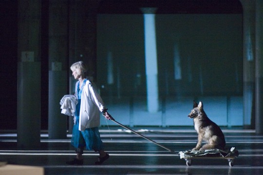 Joan Jonas, „The Shape, the Scent, the Feel of Things”, performance w Dia:Beacon, 2005, fot. Paula Court (źródło: materiały czasopisma EKRANy)