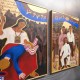 Brenda Fajardo, „High Priestess-Mother Spanked Sam” oraz obrazy z serii „Crossroads” (2003), obrazy z napisami w alibata – ponownie popularnym alfabecie podkreślającym filipińską tożsamość, Gwangju Biennale, fot. E. Wójtowicz (źródło: dzięki uprzejmości autorki)