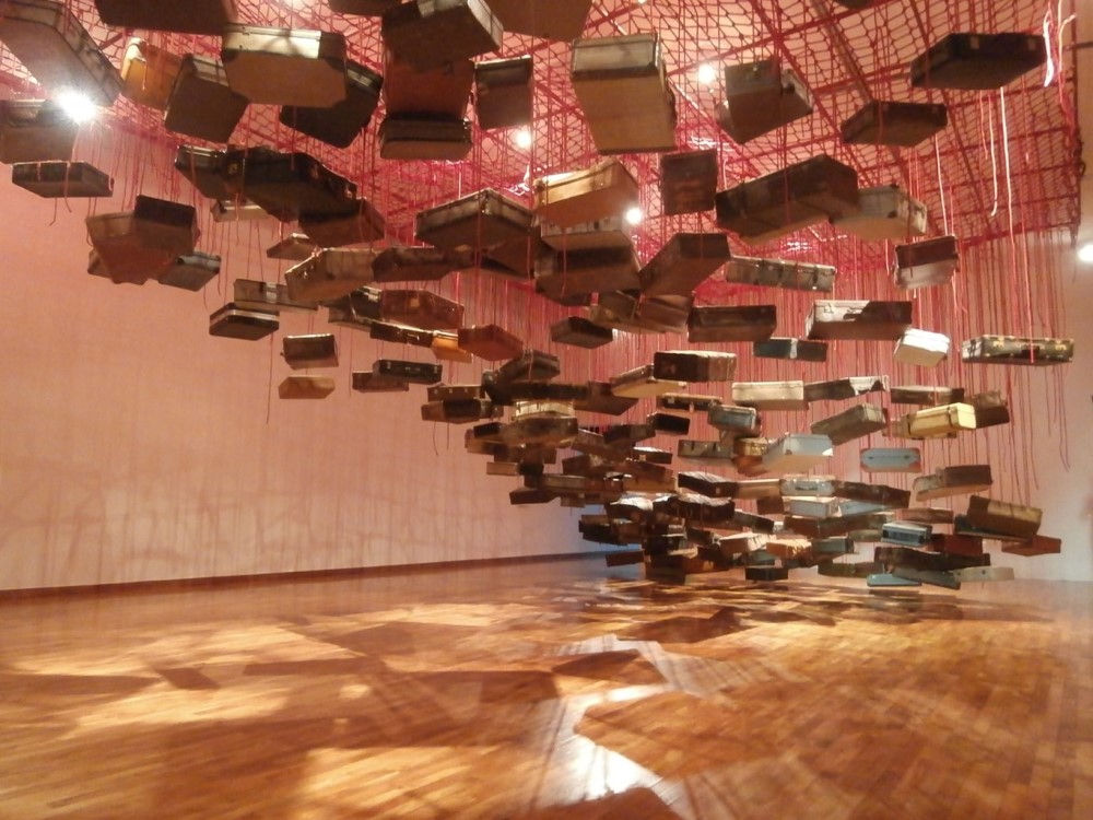 Chiharu Shiota, „Accumulation – Searching for Destination” (2014), Busan Biennale, fot. E. Wójtowicz (źródło: dzięki uprzejmości autorki)