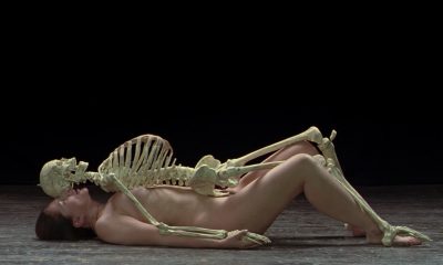 Marina Abramović, „Nude with Skeleton”, 2005, wideo © LIMA, dzięki uprzejmości artystki (źródło: materiały prasowe Zachęty Narodowej Galerii Sztuki)