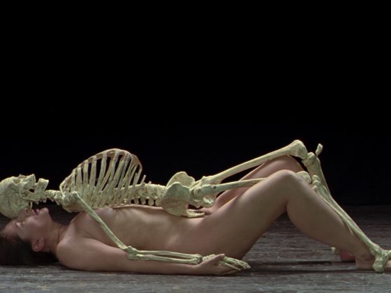 Marina Abramović, „Nude with Skeleton”, 2005, wideo © LIMA, dzięki uprzejmości artystki (źródło: materiały prasowe Zachęty Narodowej Galerii Sztuki)