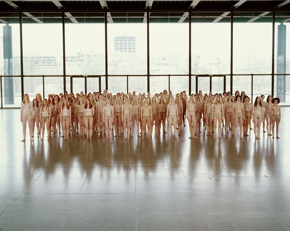 Vanessa Beecroft, „VB55”, 2005, wideo © Vanessa Beecroft, dzięki uprzejmości artystki (źródło: materiały prasowe Zachęty Narodowej Galerii Sztuki)