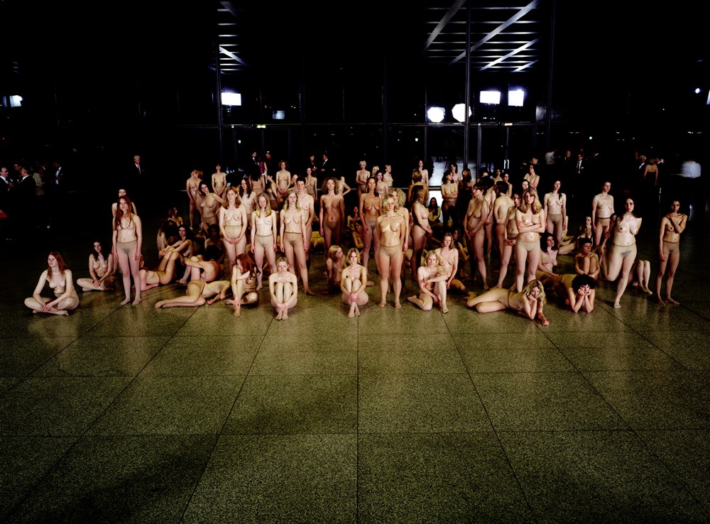 Vanessa Beecroft, „VB55”, 2005, wideo © Vanessa Beecroft, dzięki uprzejmości artystki (źródło: materiały prasowe Zachęty Narodowej Galerii Sztuki)