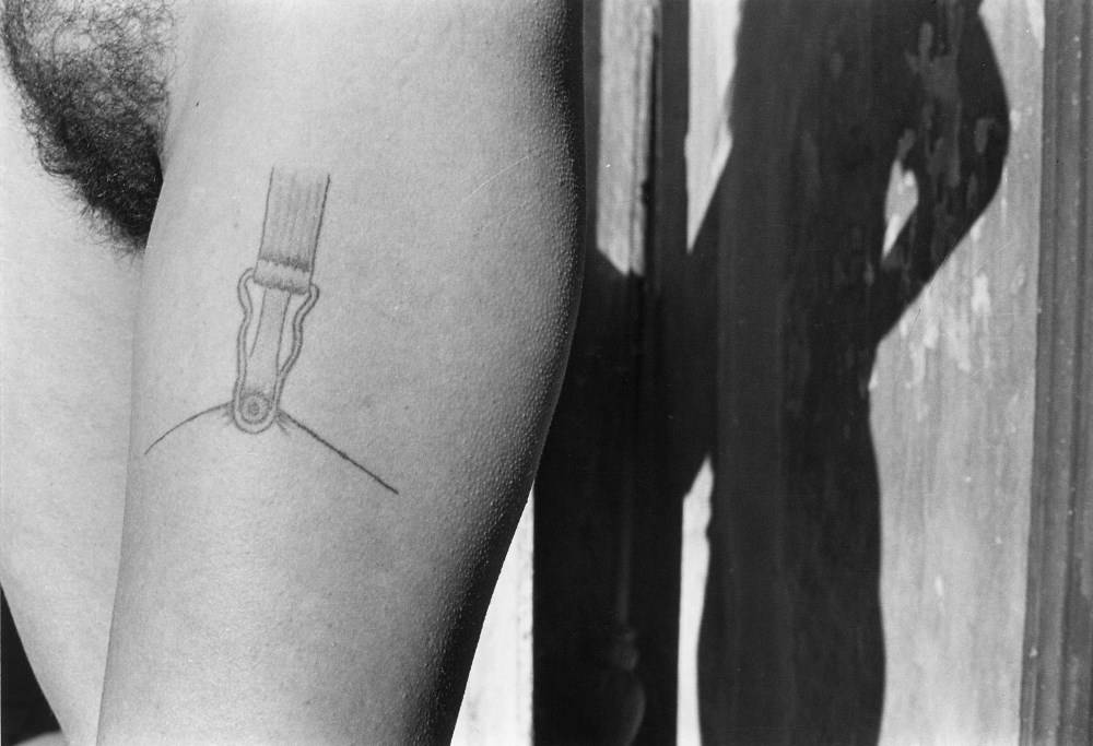 Valie Export, „Body Sign Action”, 1970, fotografia © Valie Export, dzięki uprzejmości Charim Galerie, Wiedeń (źródło: materiały prasowe Zachęty Narodowej Galerii Sztuki)