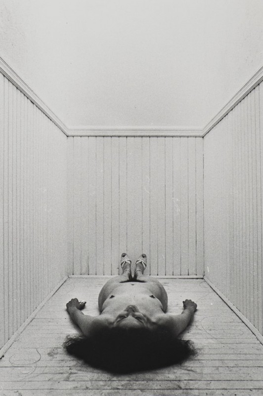 Hannah Wilke, „Tak mi dopomóż Hannah”, 1978, fotografia ©Donald and Helen Goddard, dzięki uprzejmości Alison Jacques Gallery, Londyn i Hannah Wilke Collection & Archive, Los Angeles, fot. Michael Brzezinski (źródło: materiały prasowe Zachęty Narodowej Galerii Sztuki)