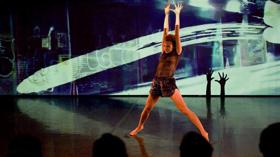 Dance performance „Anonymous”, taniec solo: Gosia Mielech, muz. An On Bast, Pawilon Nowa Gazownia w Poznaniu, lipiec 2014 (źródło: dzięki uprzejmości artystki)