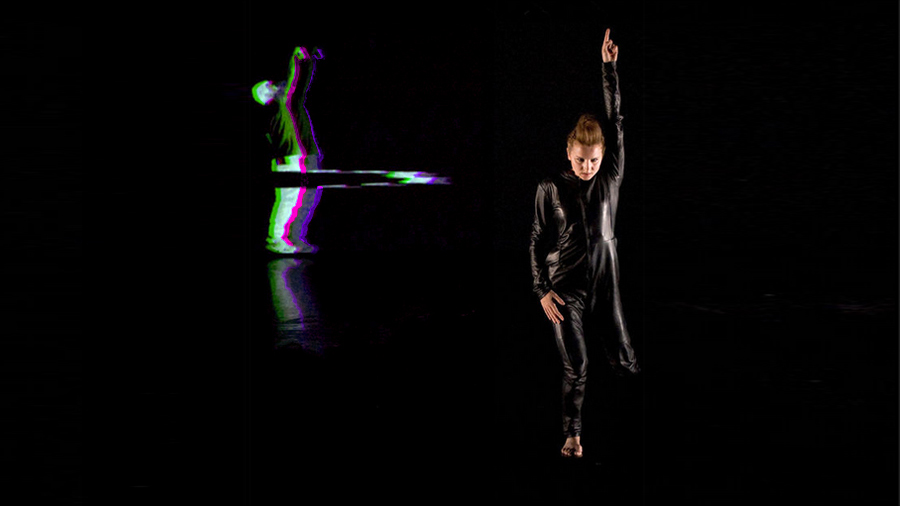 Dance performance „Anonymous”, taniec solo: Gosia Mielech, muz. An On Bast, Pawilon Nowa Gazownia w Poznaniu, lipiec 2014 (źródło: dzięki uprzejmości artystki)