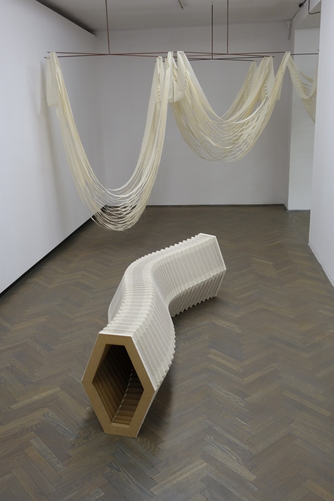 Iza Tarasewicz, „przez oczywistą niemożliwość aranżacji znaków”, Galeria Arsenał w Białymstoku, 2014, widok wystawy (źródło: dzięki uprzejmości autora)