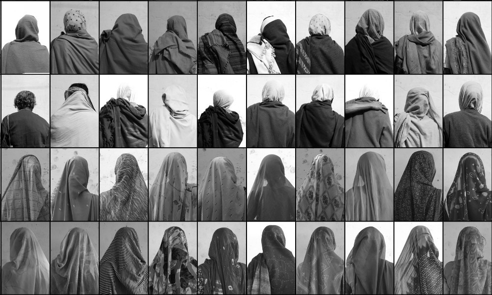 Santiago Sierra, „146 kobiet” (fragment), 2005 (Vindraban, Indie), seria 146 fotografii, fot. dzięki uprzejmości Studio Santiago Sierra (źródło: materiały prasowe Zachęty Narodowej Galerii Sztuki)
