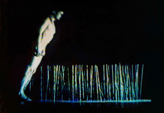 Zbyszko Trzeciakowski, Upadek na pędy bambusa, performance, mieszkanie prywatne, Poznań, 1986, autorski diapozytyw ukazujący obraz z monitora wideo. Fot. archiwum J. Truszkowskiego (źródło: materiały kwartalnika „Artluk”)