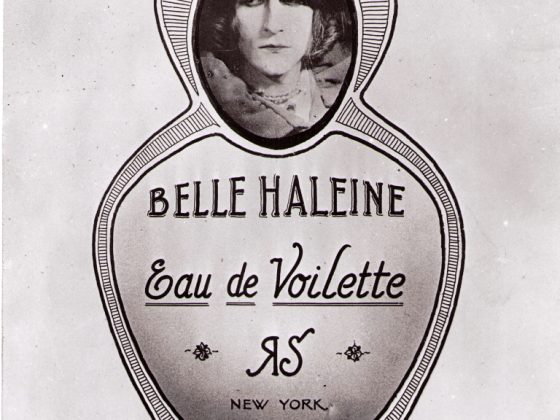 Man Ray, „Belle Haleine: Eau de Voilette (Beautiful Breath: Veil Water)”, Marcel Duchamp jako Rrose Sélavy, z okładki „New York Dada”, New York, kwiecień 1921, zbiory Getty Museum (źródło: Wikimedia Commons)