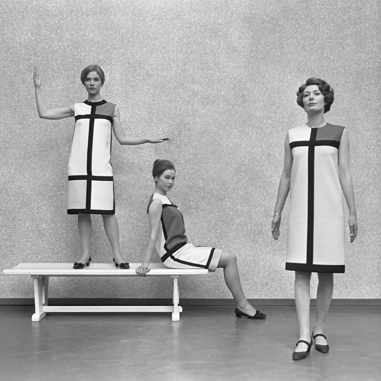 „The Mondrian Collection”, proj. Yves Saint Laurent, 1966 (źródło: Wikimedia Commons)