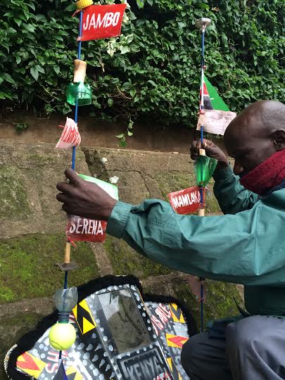 Praca nad instalacją dźwiękową, John Njoroge Kamau (źródło: materiały prasowe organizatora)