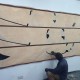 Próba przeniesienia fragmentu muralu edukacyjnego na wystawę „Kombucha”, Kennedy Olouch (źródło: materiały prasowe organizatora)