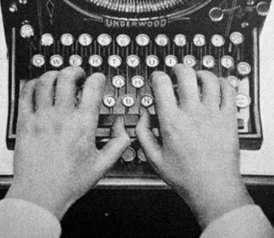 Maszyna do pisania (źródło: Wikimedia Commons)