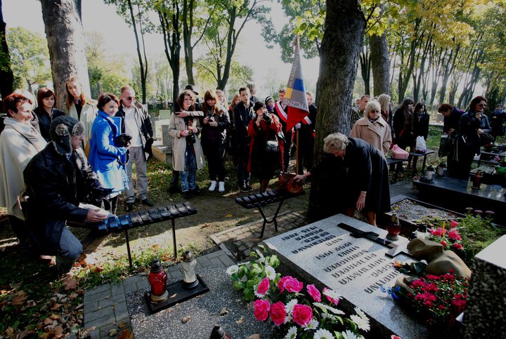 Odsłonięcie tablicy poświęconej Katarzynie Kobro na cmentarzu prawosławnym w Łodzi, październik 2010, fot. Włodzimierz Pietrzyk (źródło: dzięki uprzejmości M. Bomanowskiej)