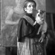 Olga Boznańska w pracowni krakowskiej, z pieskiem Kwi-Kwi na rękach, w tle „Portret kobiety” („Portret doktorowej Boczarowej”), fot. nieznany, 1930/1931, Narodowe Archiwum Cyfrowe (źródło: materiały prasowe organizatora)