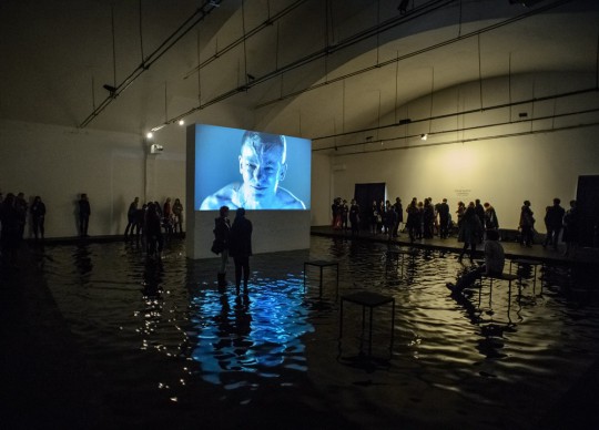 Oskar Dawicki, „Lacrimosa”, Galeria Labirynt, fot. Wojciech Pacewicz (źródło: dzięki uprzejmości Galerii Labirynt) Oskar Dawicki, „Lacrimosa”, Galeria Labirynt, fot. Wojciech Pacewicz (źródło: dzięki uprzejmości Galerii Labirynt)