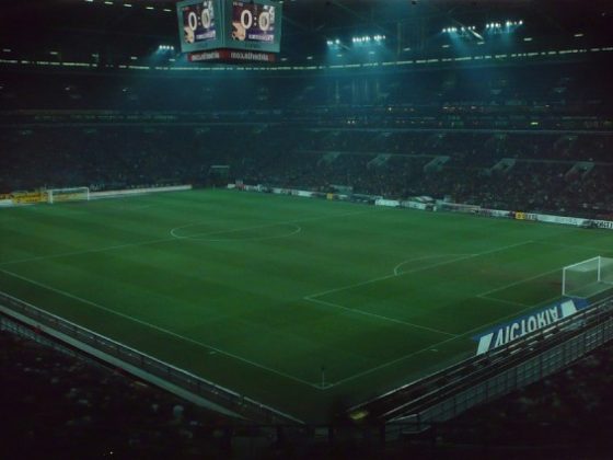 Roland Wirtz, „90 minut”: Gelsenkirchen, Veltins Arena – 06 kwietnia 2006, Schalke 04 – Levski Sofia, bezpośrednie naświetlenie, Cibachrome, 1,27 × 2,20 m, fot. dzięki uprzejmości artysty (źródło: materiały prasowe)
