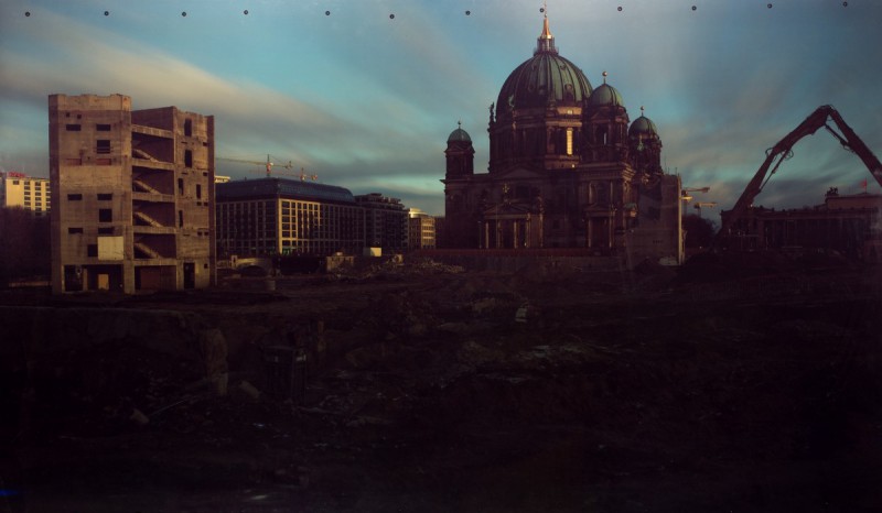 Roland Wirtz, „Kairos”: Berlin, Schlossplatz – 22 listopada 2008 – zburzenie Pałacu Republiki I, bezpośrednie naświetlenie, Cibachrome, 1,27 × 2,20 m, fot. dzięki uprzejmości artysty (źródło: materiały prasowe)