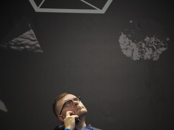 Jacek Dukaj podczas wykładu w ramach Festiwalu Kopernika. Kraków, 21 maja 2015 r., fot. Kamila Buturla / TP (źródło: dzięki uprzejmości organizatora)