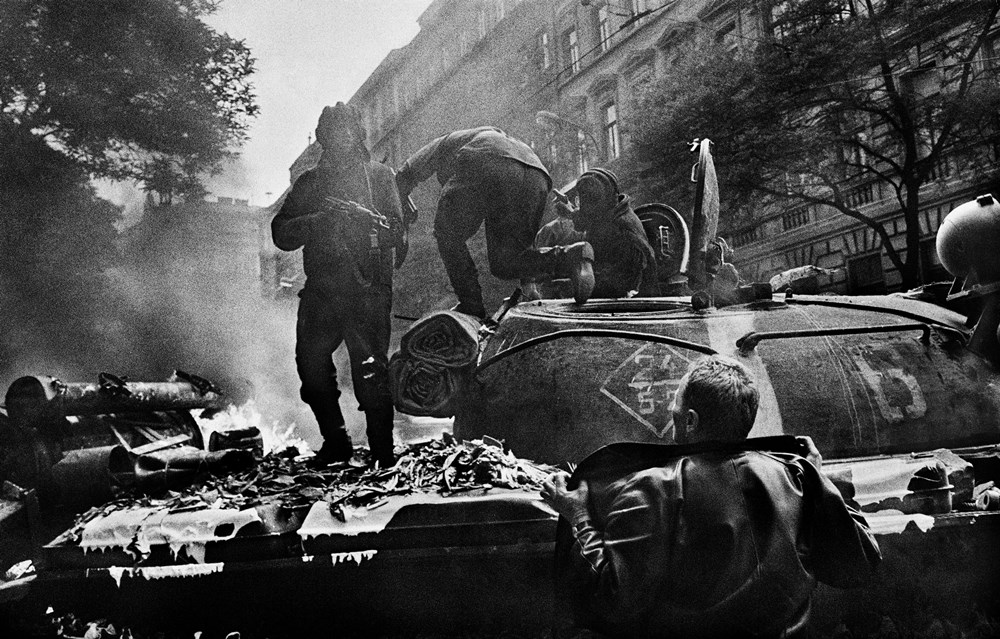 „Inwazja wojsk Układu Warszawskiego. W pobliżu głównej siedziby radia. Praga, Czechosłowacja. Sierpień 1968” © Josef Koudelka / Magnum Photos (źródło: materiały prasowe Miesiąca Fotografii w Krakowie)