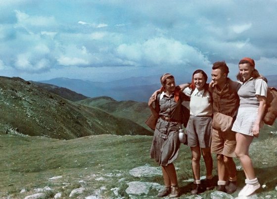 Iezerul Mare, lipiec 1942. Od lewej: Janina Łozińska, Danuta Strzeszewska, Tadeusz Gaydamowicz i Ada Donotkówna, FOT. ZE ZBIORÓW TADEUSZA GAYDAMOWICZA / OK (źródło: kwartalnik Karta)