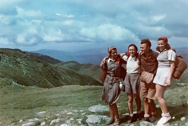 Iezerul Mare, lipiec 1942. Od lewej: Janina Łozińska, Danuta Strzeszewska, Tadeusz Gaydamowicz i Ada Donotkówna, FOT. ZE ZBIORÓW TADEUSZA GAYDAMOWICZA / OK (źródło: kwartalnik Karta)