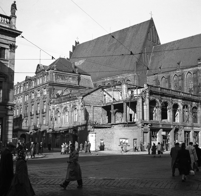 Adam Feliks Czelny, fragment ulicy Świdnickiej ze zniszczonym hotelem Monopol (źródło: dzięki uprzejmości Muzeum Miejskiego we Wrocławiu)
