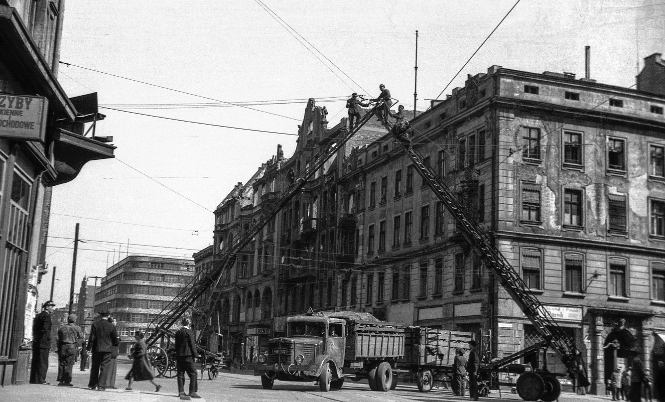 Adam Feliks Czelny, naprawa trakcji tramwajowej na ulicy Świdnickiej, 1948 (źródło: dzięki uprzejmości Muzeum Miejskiego we Wrocławiu)
