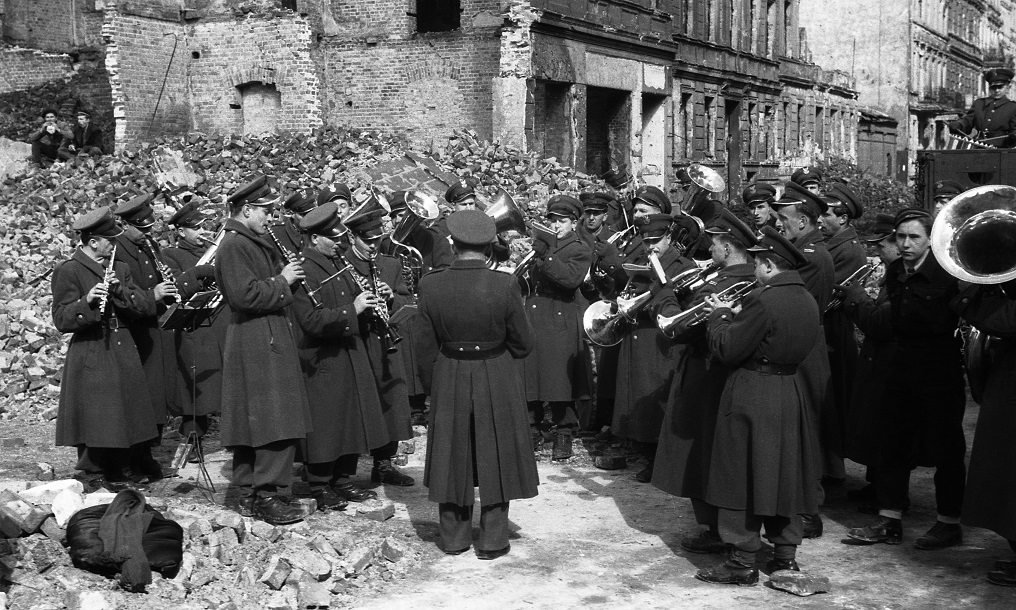 Adam Feliks Czelny, orkiestra grająca na odgruzowywanej ulicy, 1947 (źródło: dzięki uprzejmości Muzeum Miejskiego we Wrocławiu)